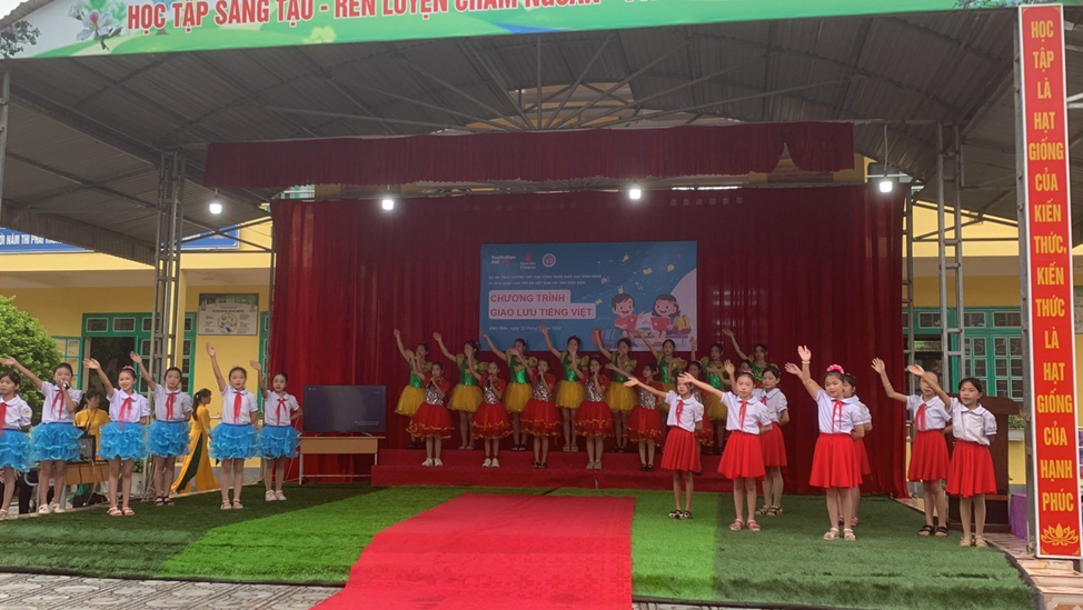 Các trường tiểu học thụ hưởng dự án Save the Children (SCI) (tổ chức cứu trợ trẻ em) huyện Điện Biên tổ chức chương trình giao lưu tiếng Việt.